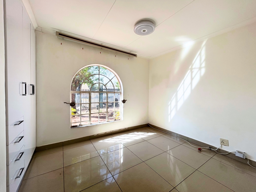 5 Bedroom Property for Sale in Wierda Park Gauteng