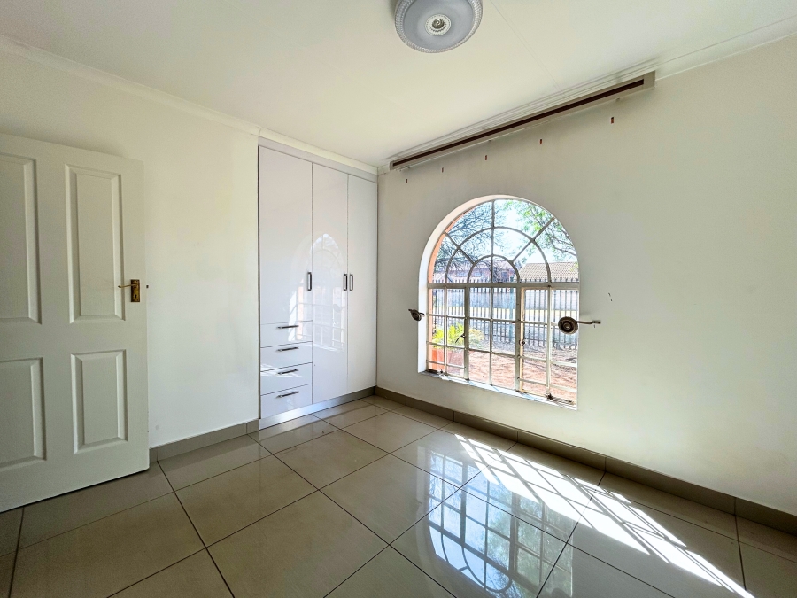 5 Bedroom Property for Sale in Wierda Park Gauteng