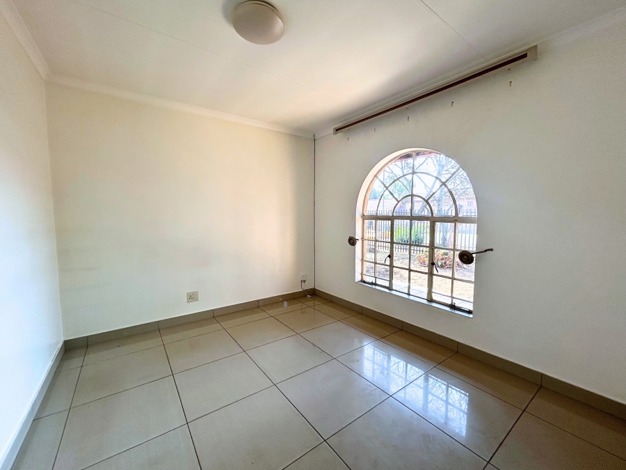 5 Bedroom Property for Sale in Wierda Park Gauteng