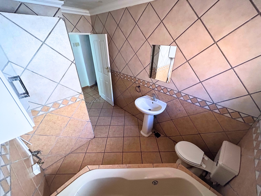 5 Bedroom Property for Sale in Wierda Park Gauteng