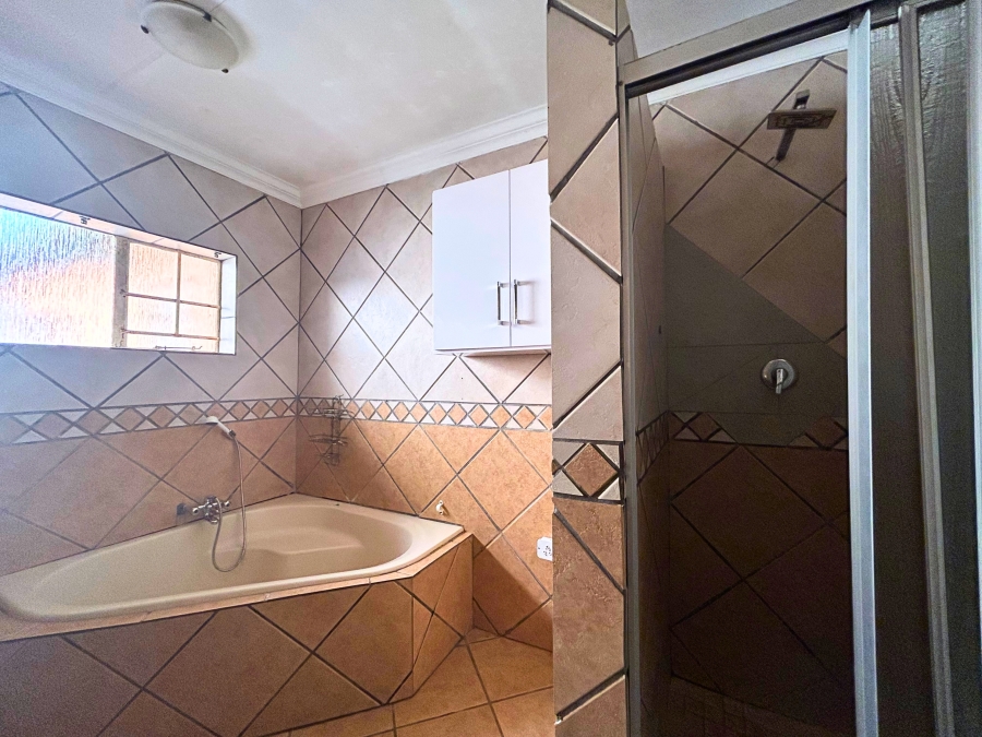 5 Bedroom Property for Sale in Wierda Park Gauteng