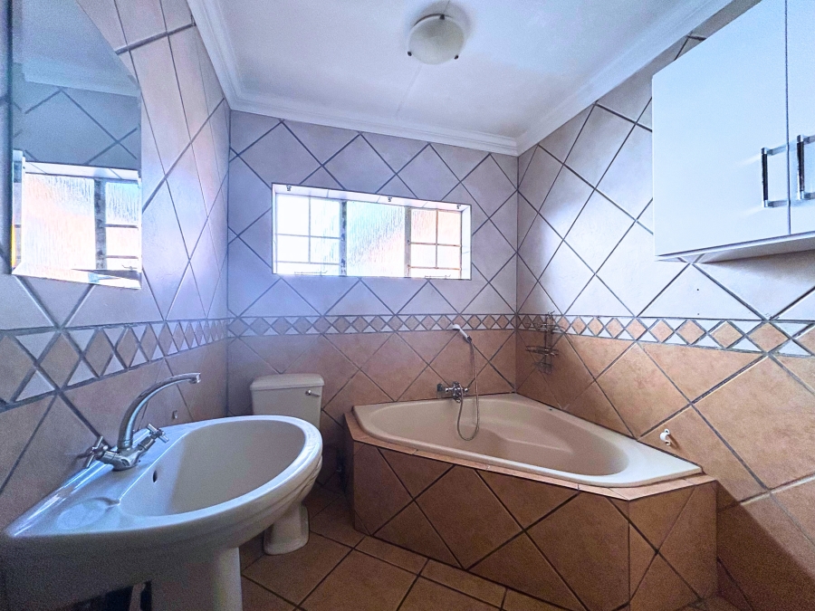 5 Bedroom Property for Sale in Wierda Park Gauteng