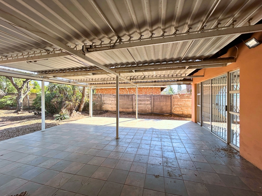 5 Bedroom Property for Sale in Wierda Park Gauteng