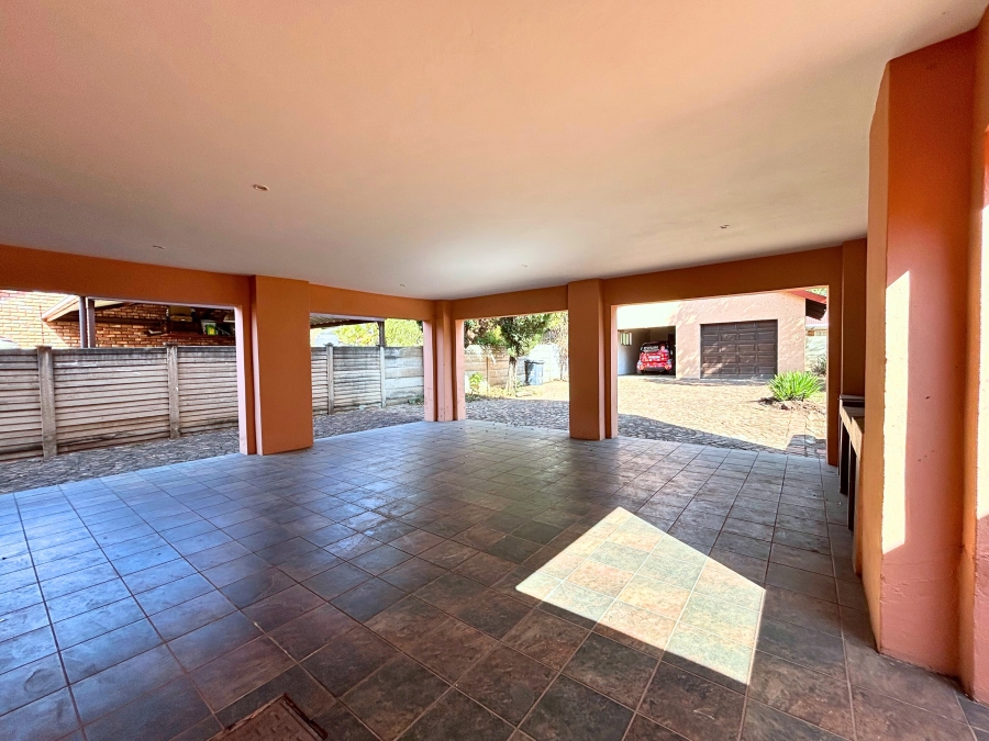 5 Bedroom Property for Sale in Wierda Park Gauteng