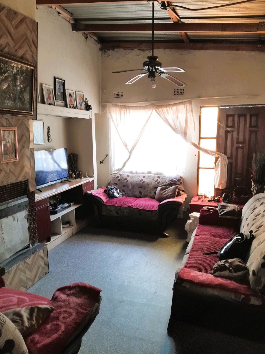 6 Bedroom Property for Sale in Chloorkop Gauteng