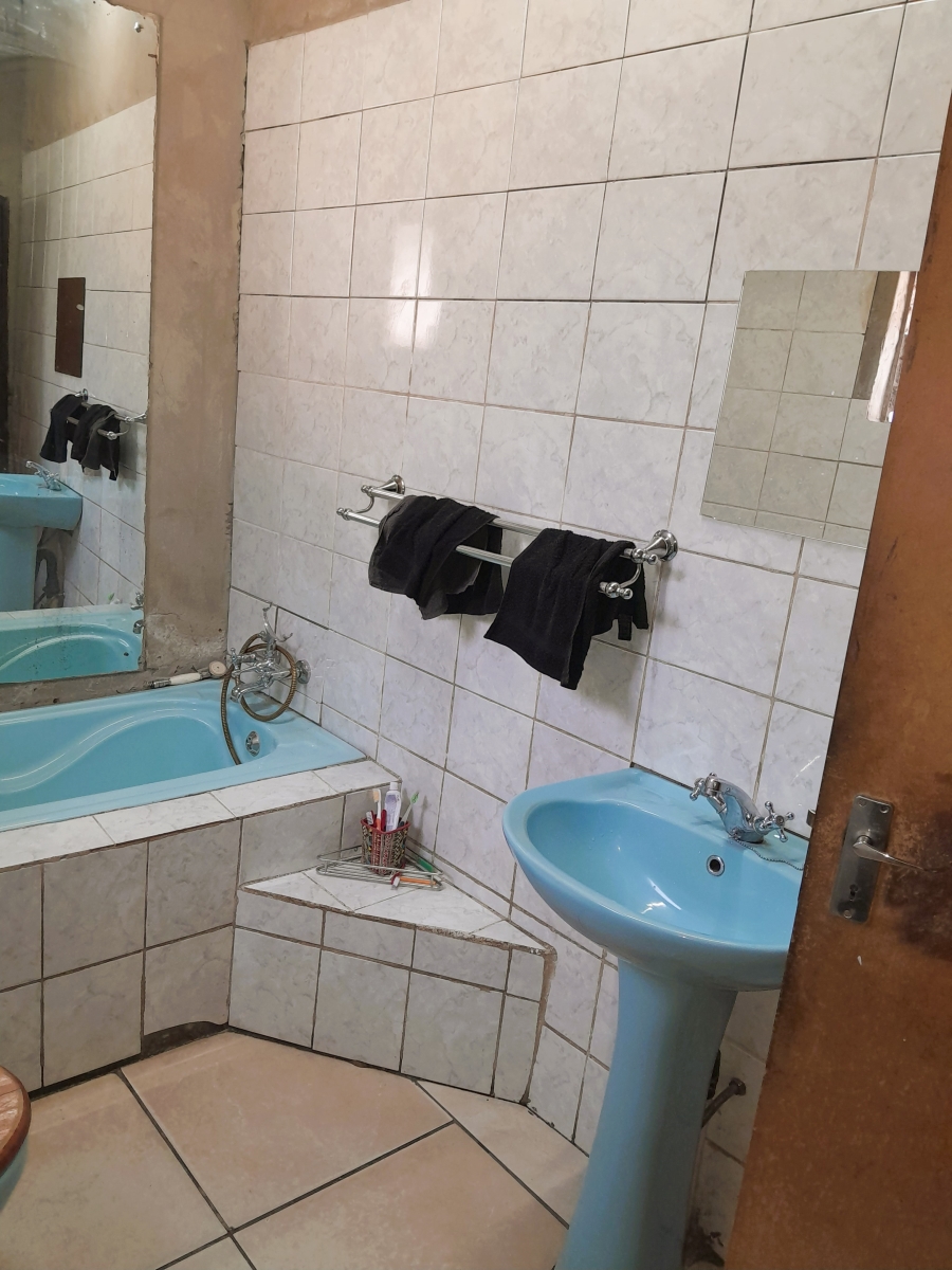 6 Bedroom Property for Sale in Chloorkop Gauteng