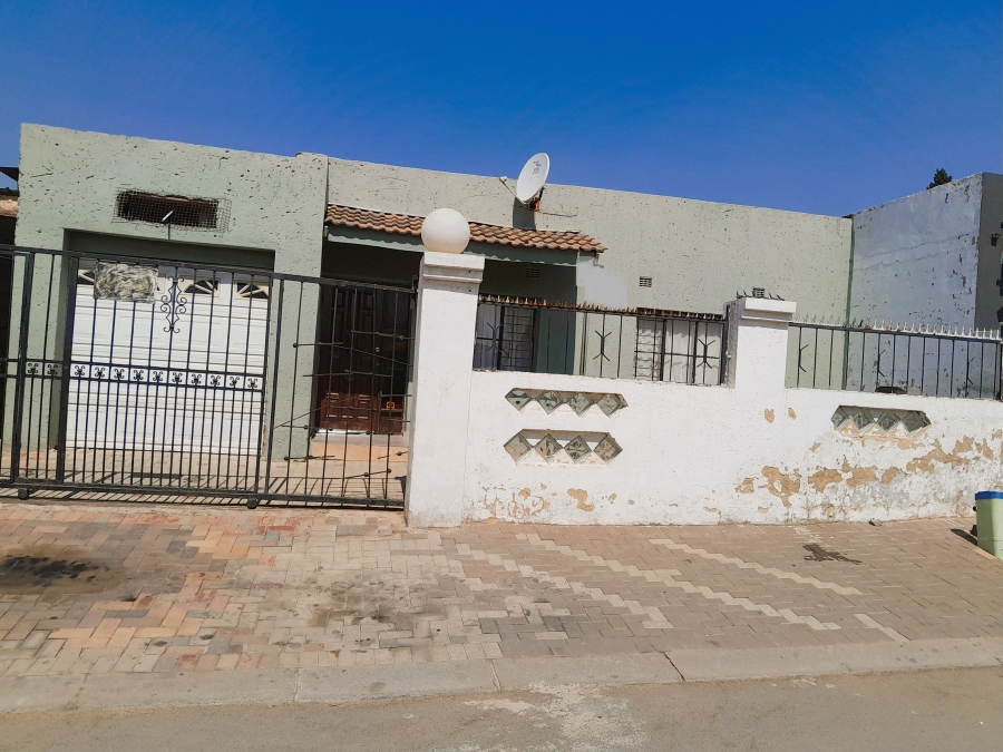 6 Bedroom Property for Sale in Chloorkop Gauteng