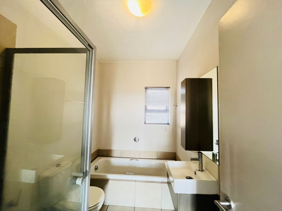 To Let 2 Bedroom Property for Rent in Broadacres Gauteng