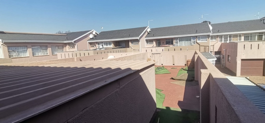 2 Bedroom Property for Sale in Brackenhurst Gauteng