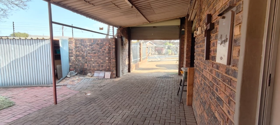 To Let 2 Bedroom Property for Rent in Golf Park Gauteng