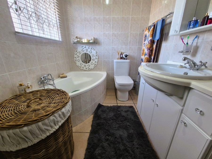 3 Bedroom Property for Sale in Three Rivers Proper Gauteng