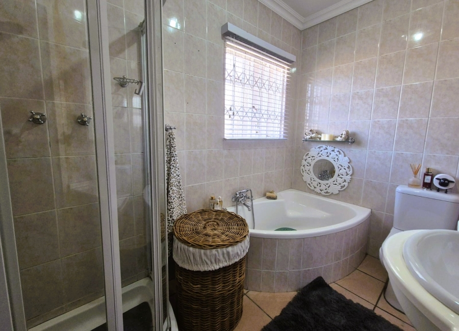 3 Bedroom Property for Sale in Three Rivers Proper Gauteng