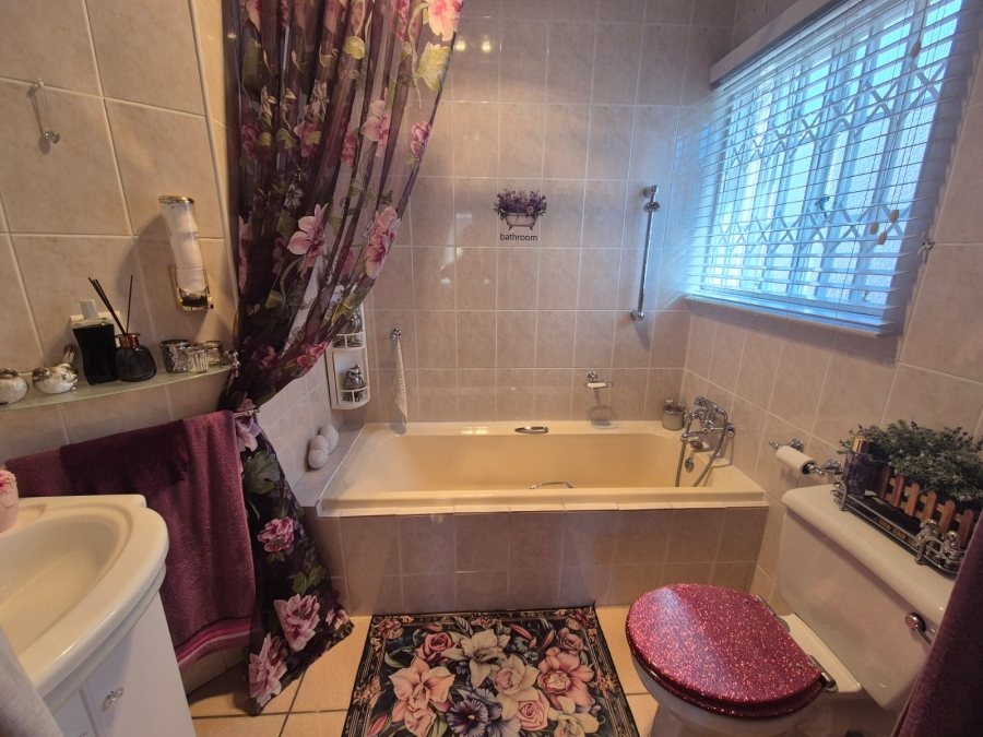 3 Bedroom Property for Sale in Three Rivers Proper Gauteng