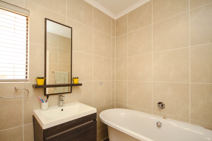 3 Bedroom Property for Sale in Greenstone Crest Gauteng