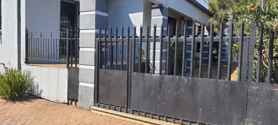 5 Bedroom Property for Sale in Edendale Gauteng