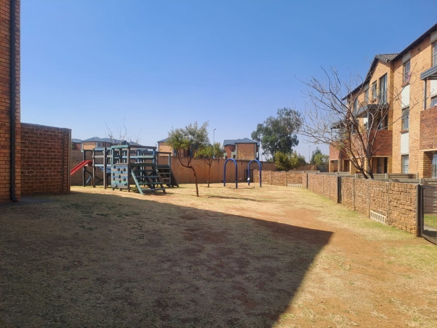 2 Bedroom Property for Sale in Olifantsvlei Gauteng