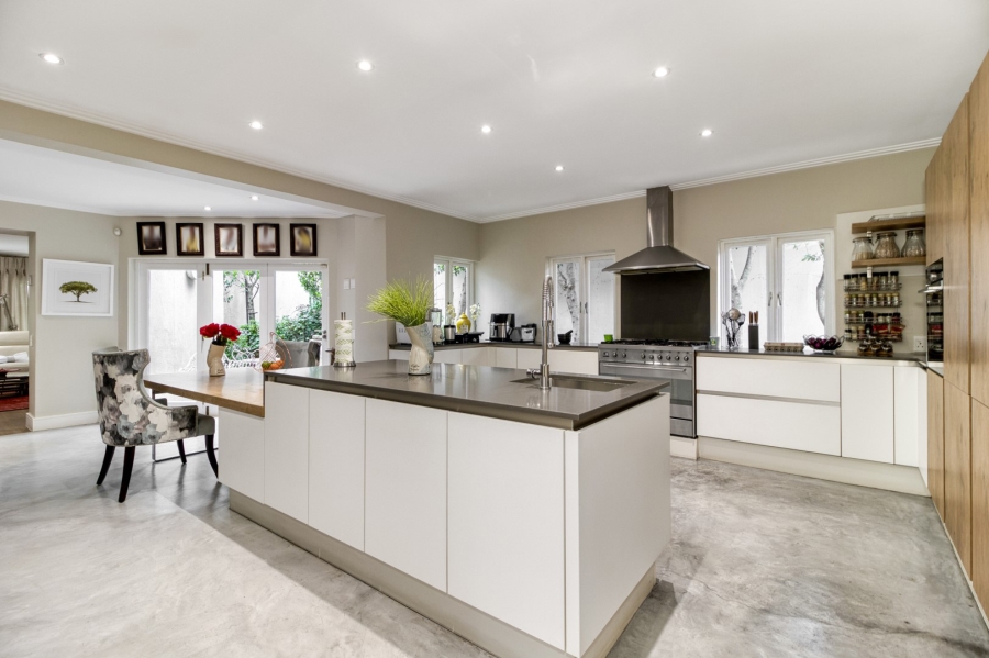 5 Bedroom Property for Sale in Benmore Gardens Gauteng