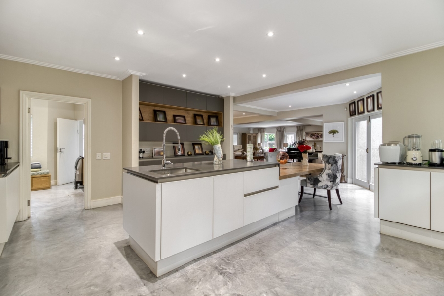 5 Bedroom Property for Sale in Benmore Gardens Gauteng