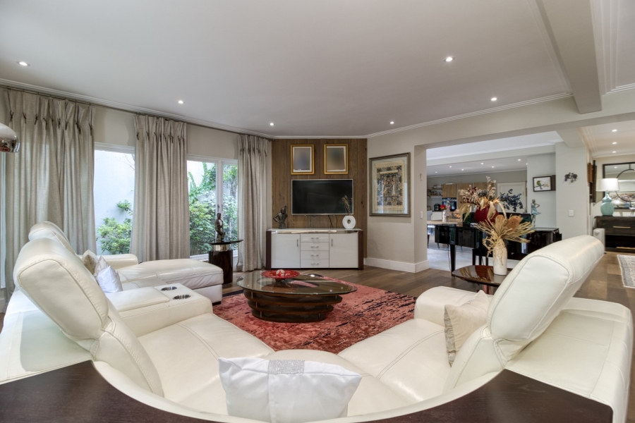 5 Bedroom Property for Sale in Benmore Gardens Gauteng