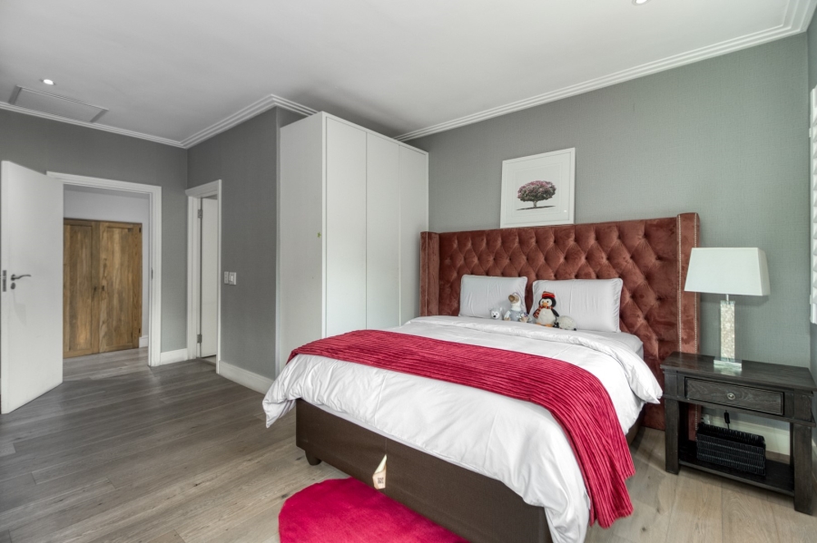 5 Bedroom Property for Sale in Benmore Gardens Gauteng