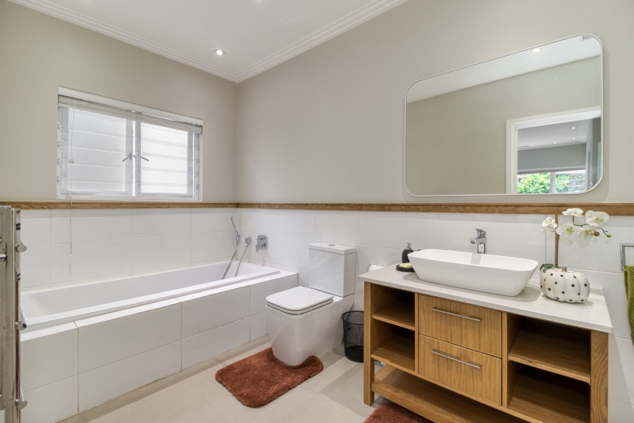 5 Bedroom Property for Sale in Benmore Gardens Gauteng
