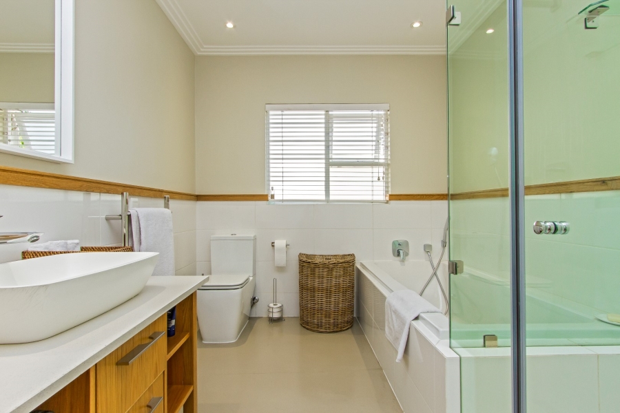 5 Bedroom Property for Sale in Benmore Gardens Gauteng