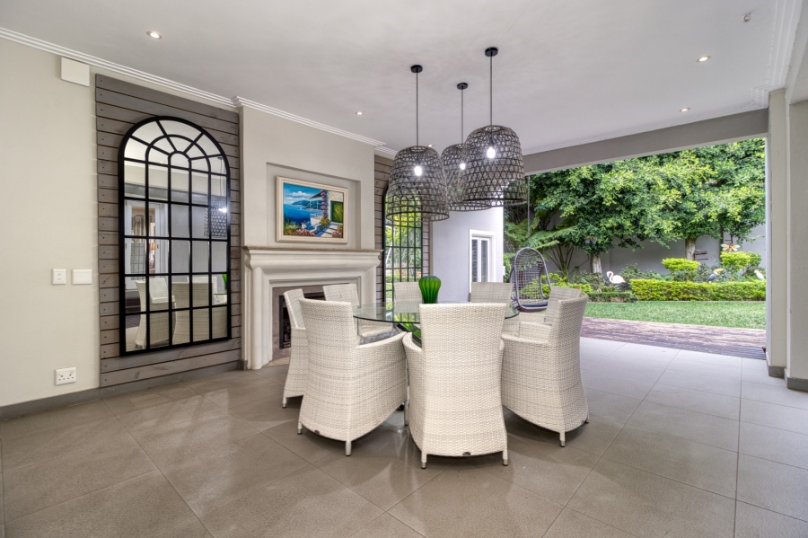 5 Bedroom Property for Sale in Benmore Gardens Gauteng