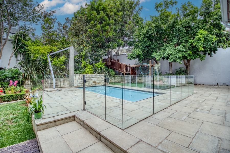 5 Bedroom Property for Sale in Benmore Gardens Gauteng