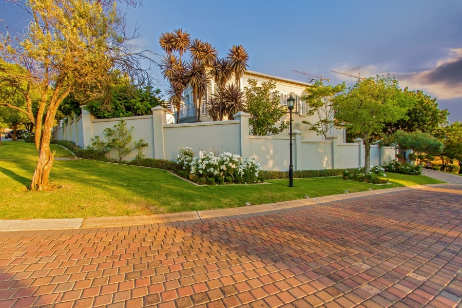 5 Bedroom Property for Sale in Benmore Gardens Gauteng