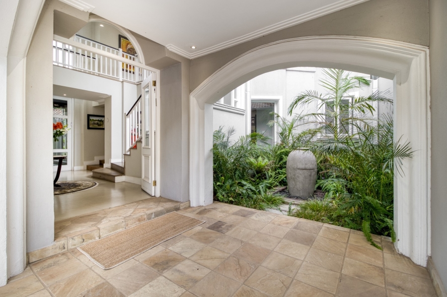 5 Bedroom Property for Sale in Benmore Gardens Gauteng