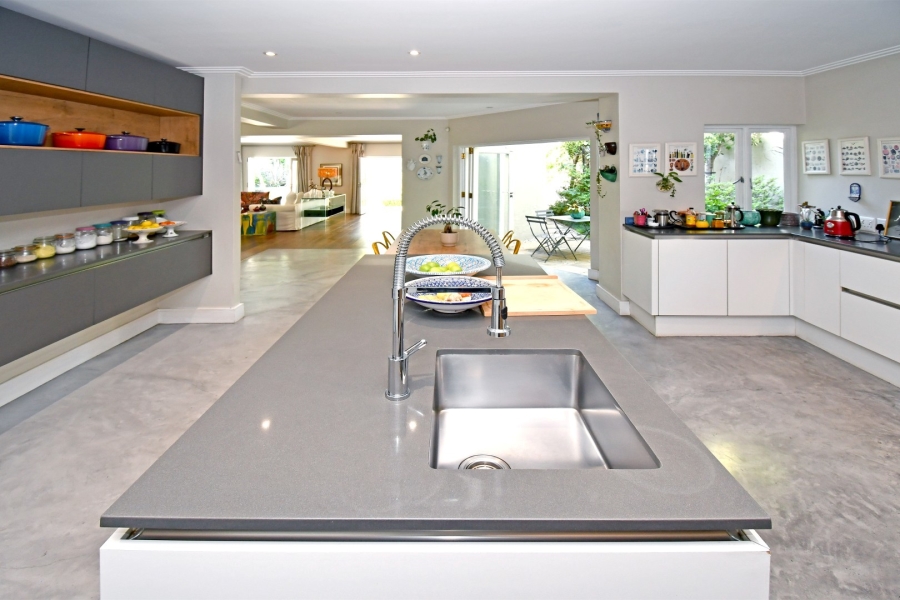 5 Bedroom Property for Sale in Benmore Gardens Gauteng