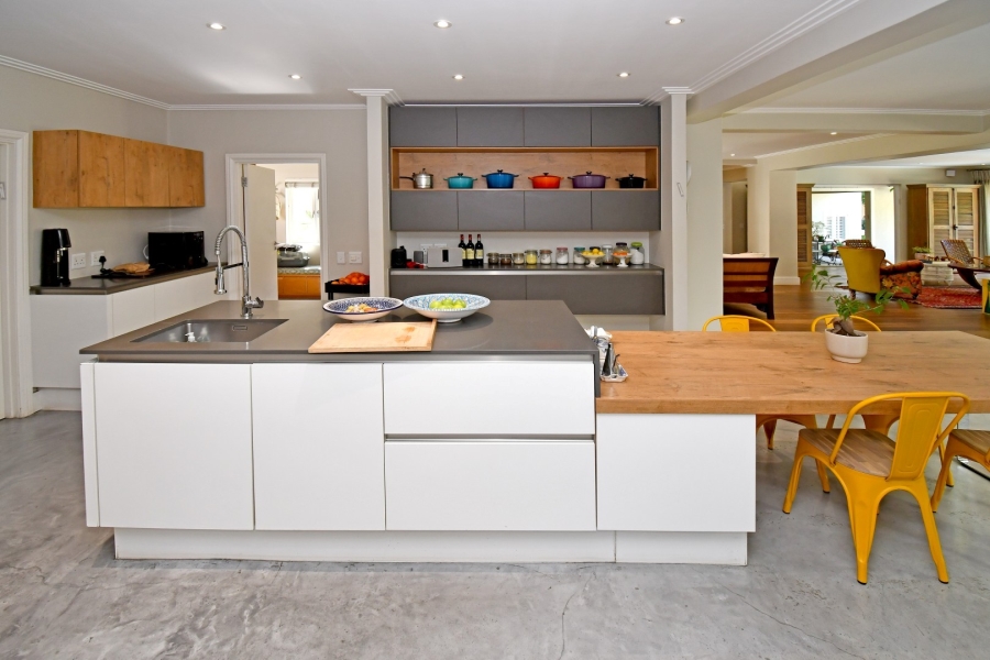 5 Bedroom Property for Sale in Benmore Gardens Gauteng