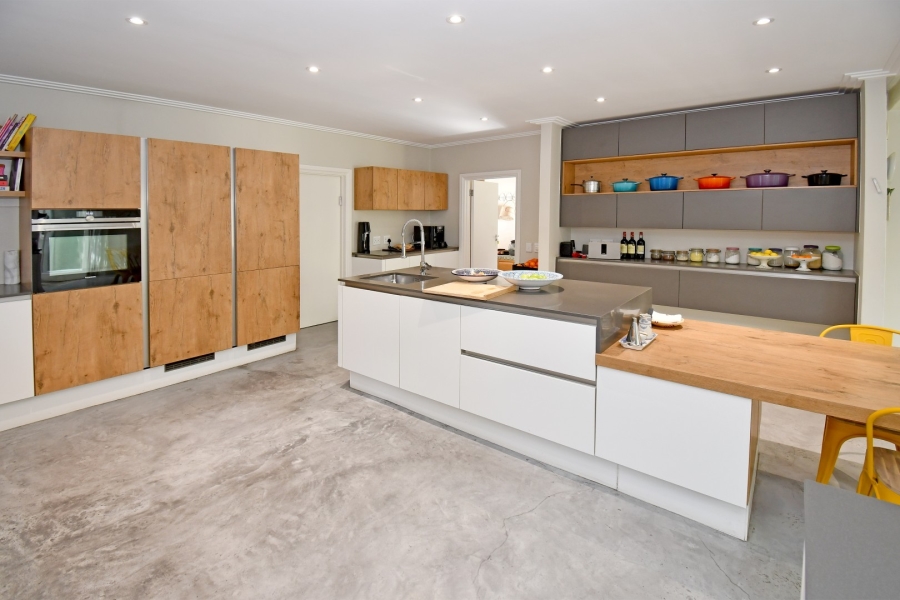 5 Bedroom Property for Sale in Benmore Gardens Gauteng