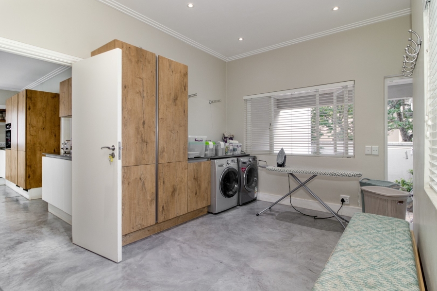 5 Bedroom Property for Sale in Benmore Gardens Gauteng