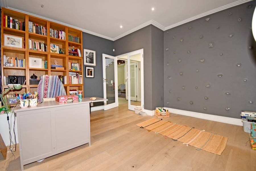 5 Bedroom Property for Sale in Benmore Gardens Gauteng