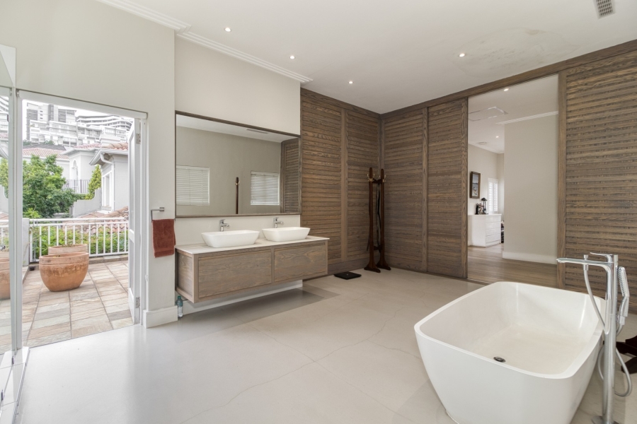 5 Bedroom Property for Sale in Benmore Gardens Gauteng