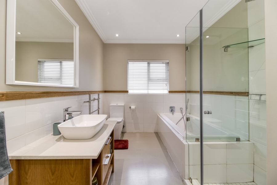 5 Bedroom Property for Sale in Benmore Gardens Gauteng