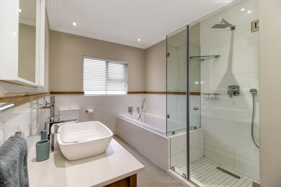 5 Bedroom Property for Sale in Benmore Gardens Gauteng