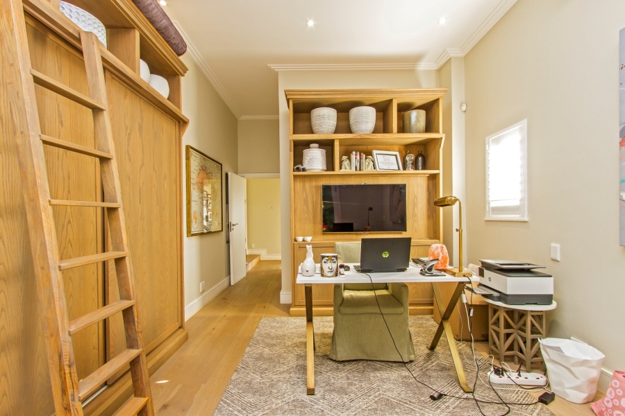 5 Bedroom Property for Sale in Benmore Gardens Gauteng