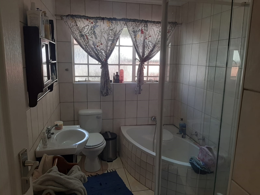 4 Bedroom Property for Sale in Eldoraigne Gauteng