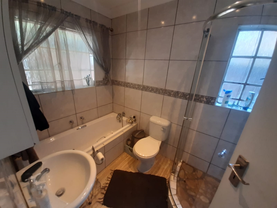 4 Bedroom Property for Sale in Eldoraigne Gauteng