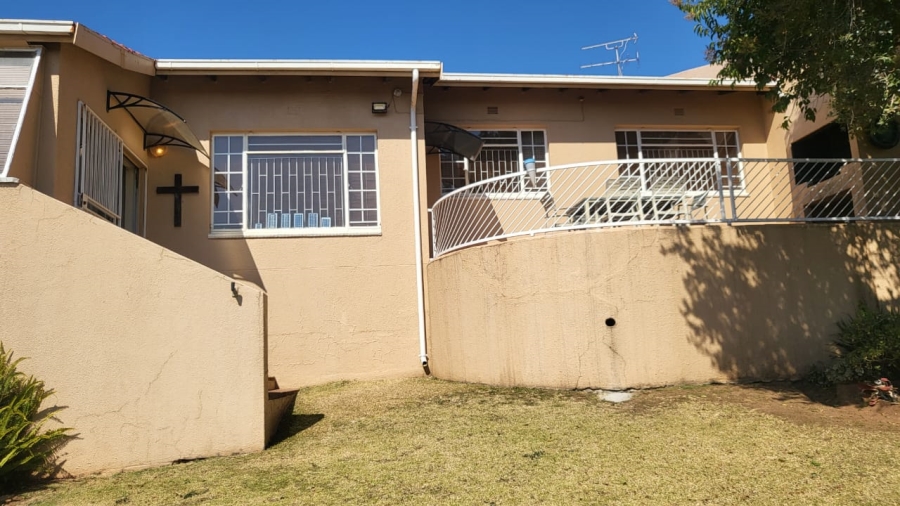 3 Bedroom Property for Sale in Wilro Park Gauteng