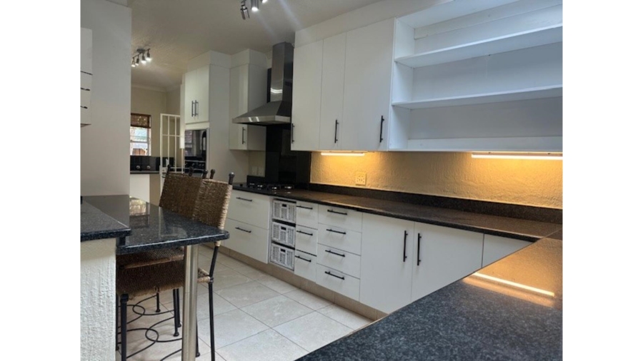 To Let 4 Bedroom Property for Rent in Sandown Gauteng
