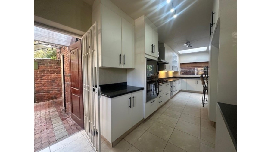To Let 4 Bedroom Property for Rent in Sandown Gauteng