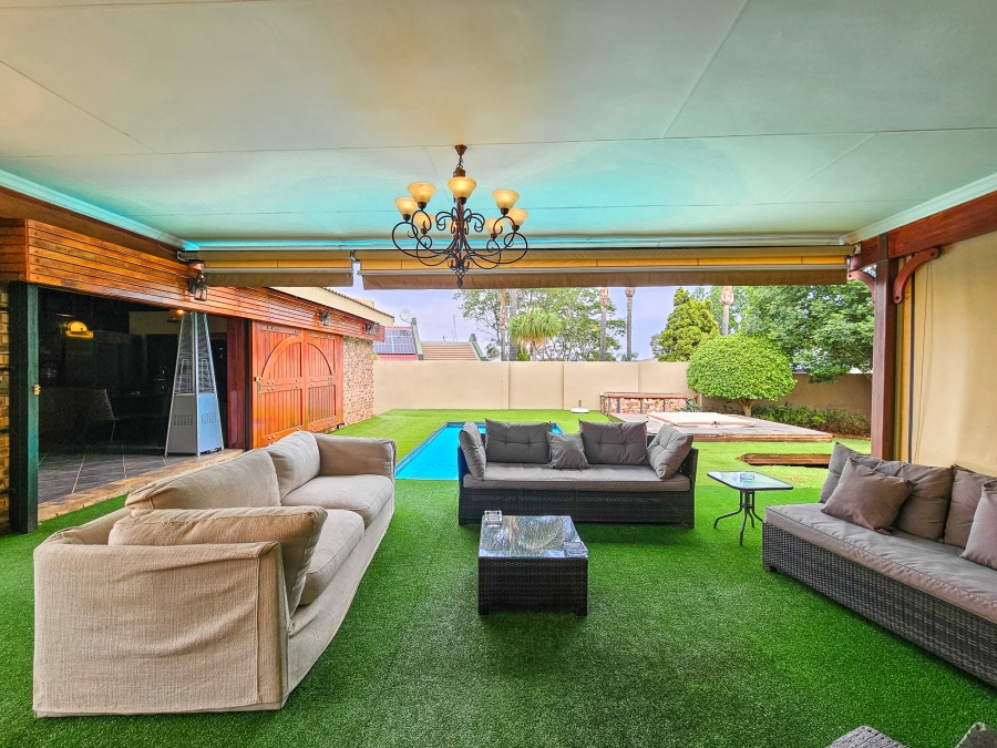 2 Bedroom Property for Sale in Faerie Glen Gauteng