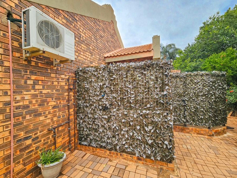 2 Bedroom Property for Sale in Faerie Glen Gauteng