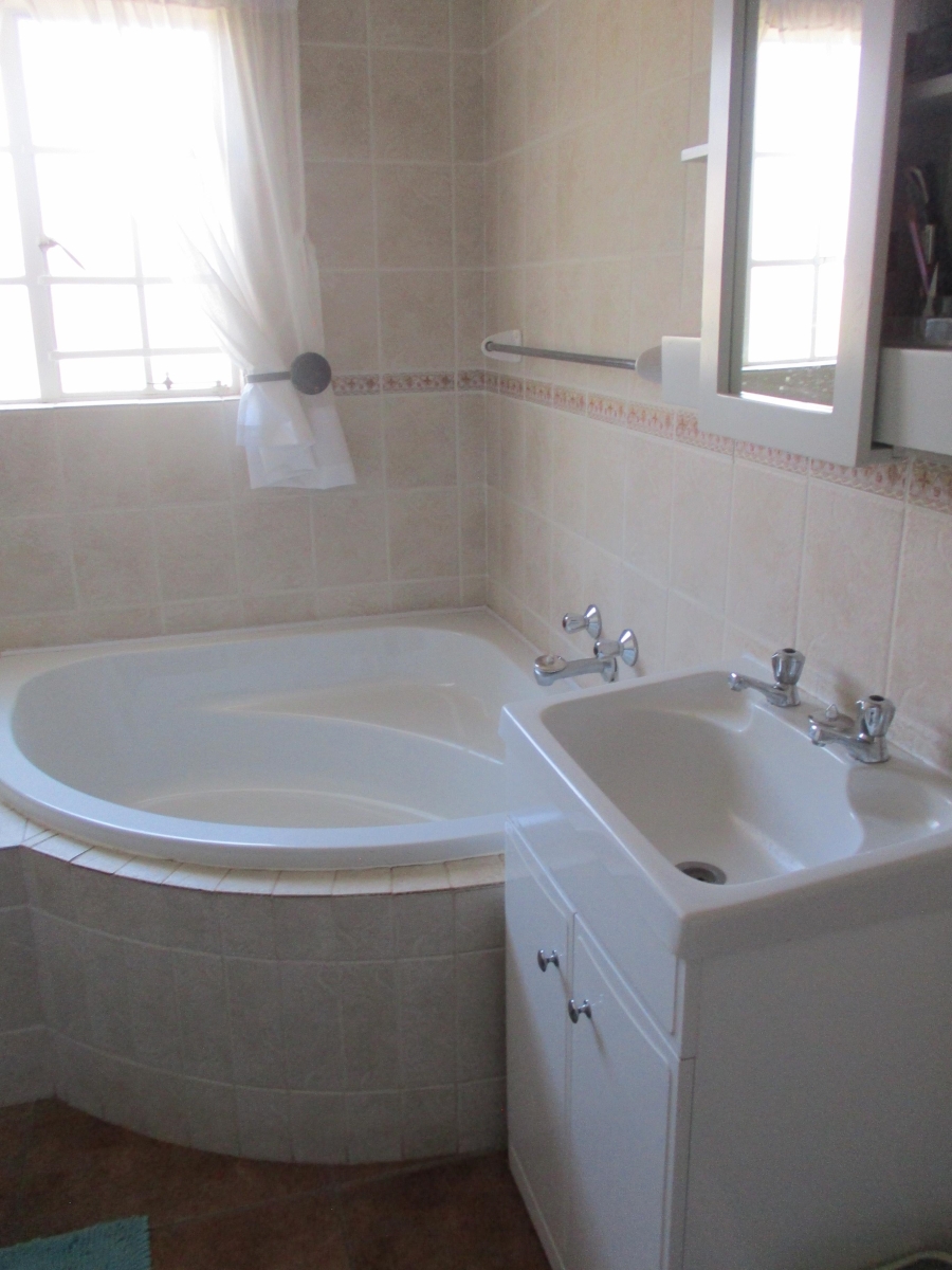 3 Bedroom Property for Sale in Honeydew Grove Gauteng