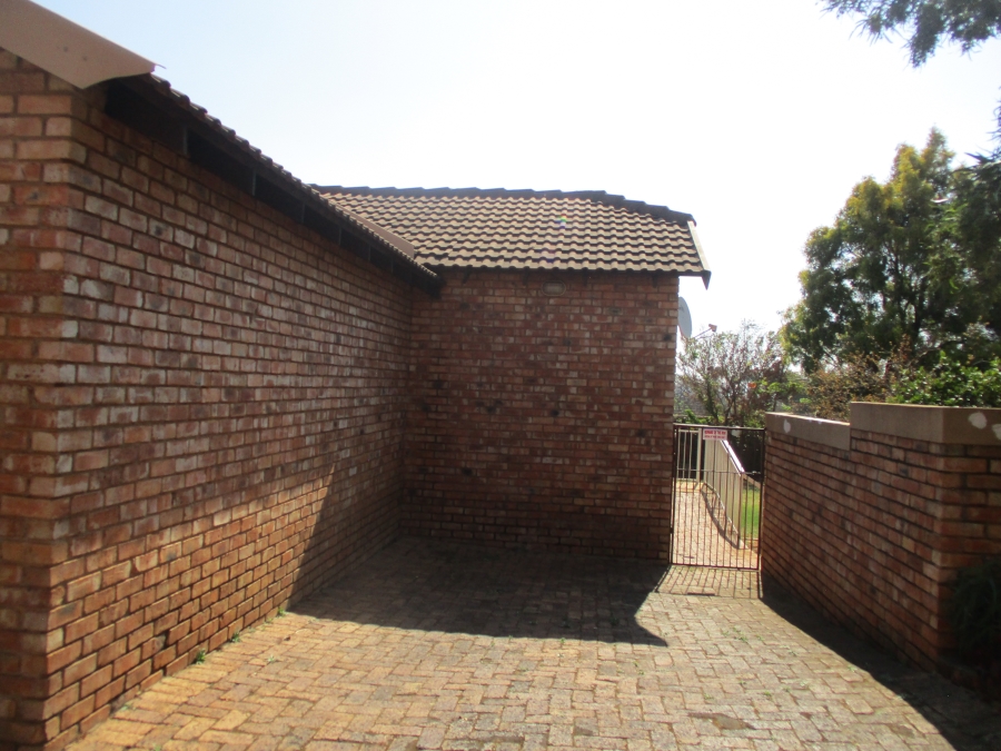 3 Bedroom Property for Sale in Honeydew Grove Gauteng