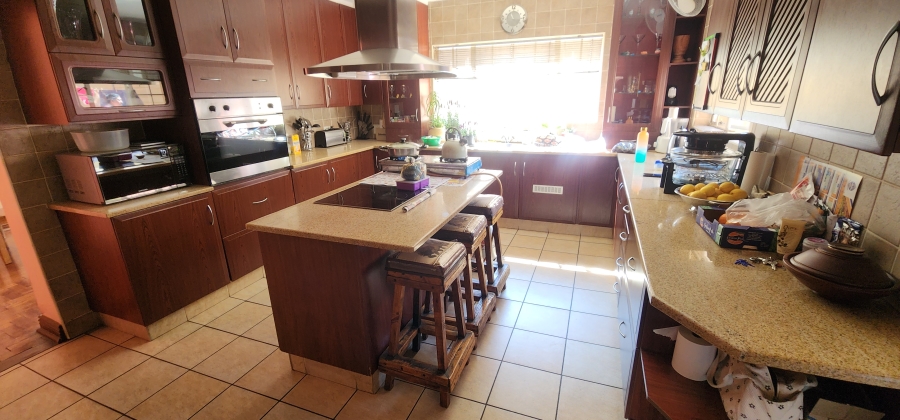 6 Bedroom Property for Sale in Brackendowns Gauteng