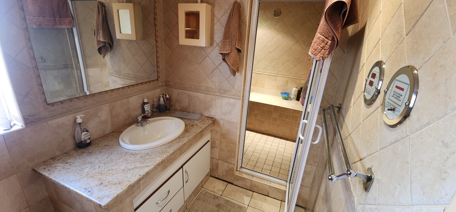 6 Bedroom Property for Sale in Brackendowns Gauteng
